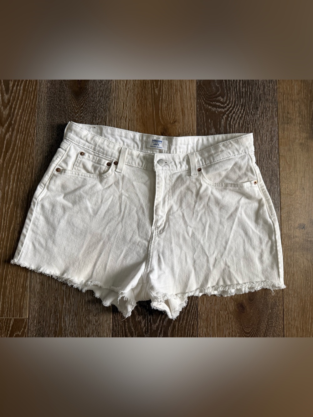 Denizen from Levi's White Frayed Hem Denim Shorts - 14/W32